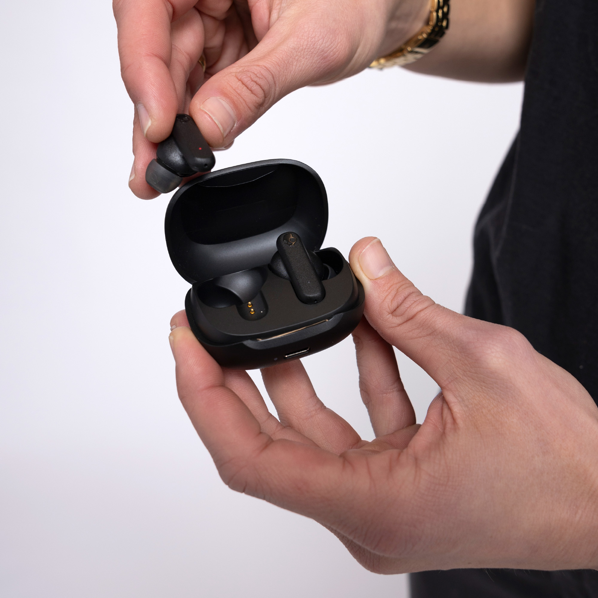 Skullcandy Smokin Buds True Wireless in-Ear - Black — Earbuds and case in hand